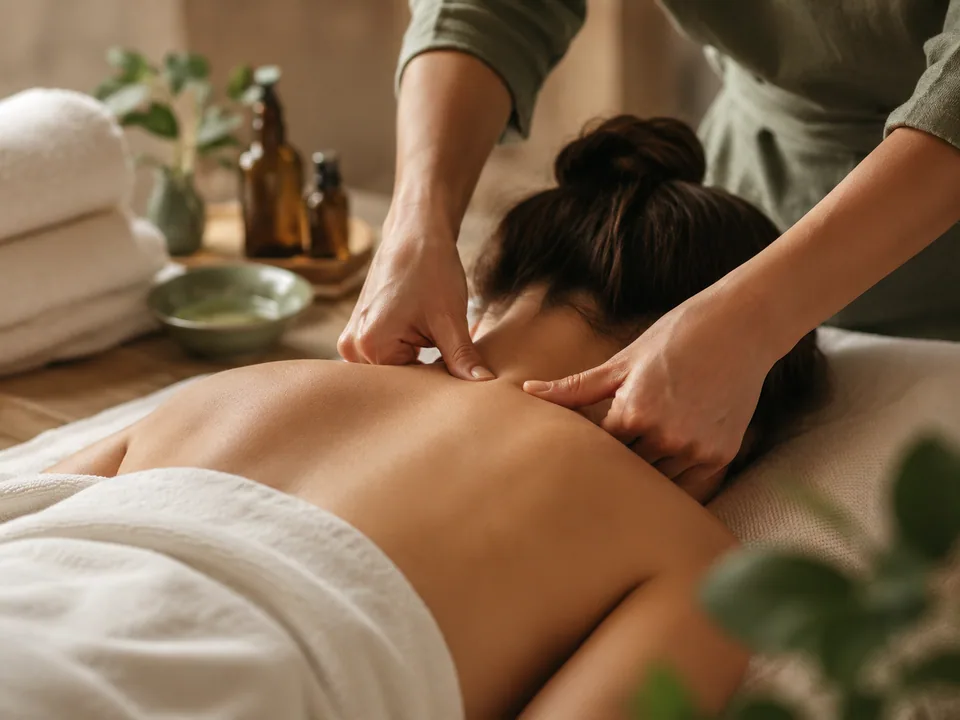 Massage khỏe, massage thư giãn hay trị liệu: khác nhau thế nào?